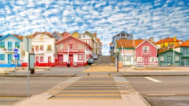 Qui il fascino marinaro è ovunque: Costa Nova do Prado è un borgo pieno di case a strisce colorate