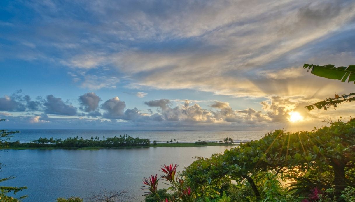 ramonto su una laguna e il Pacifico nel Parco Nazionale del Corcovado sulla penisola di Osa in Costa Rica