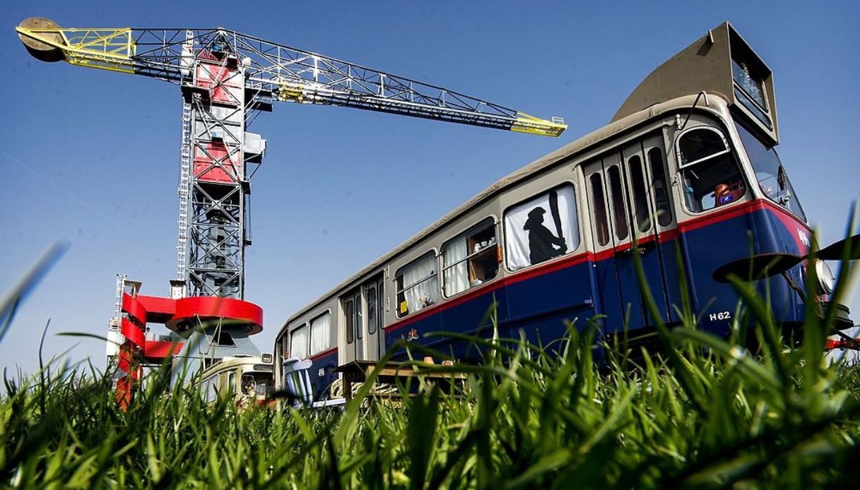 Dormire in una gru sopra la città: l’hotel più insolito di Amsterdam