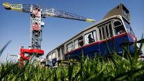 Dormire in una gru sopra la città: l’hotel più insolito di Amsterdam