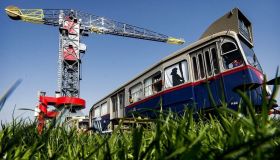 Dormire in una gru sopra la città: l’hotel più insolito di Amsterdam