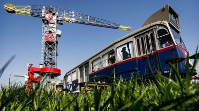 Dormire in una gru sopra la città: l’hotel più insolito di Amsterdam