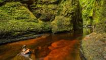 La spettacolare gola rossa che nasconde il Pulpito del Diavolo: Finnich Glen, angolo segreto della Scozia