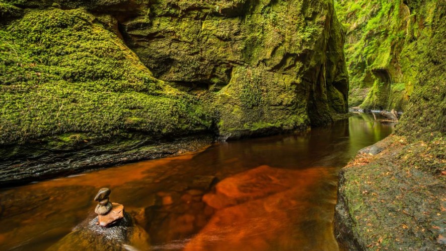 La spettacolare gola rossa che nasconde il Pulpito del Diavolo: Finnich Glen, angolo segreto della Scozia