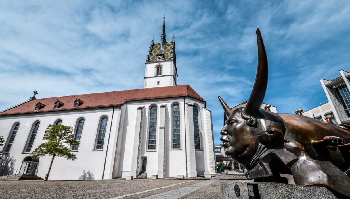 La Chiesa di San Nicola e la fontana Buchhornbrunnen ad Adenauerplatz, la piazza principale di Friedrichshafen, in Germania