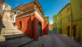 Il borgo colorato (e poco noto) della Toscana che ha trasformato le sue case in opere d’arte: Ghizzano