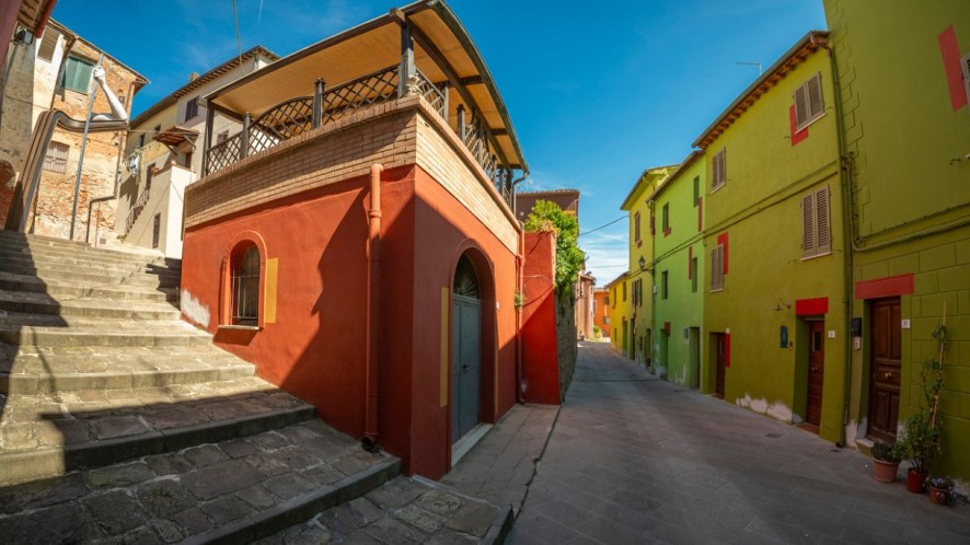 Il borgo colorato (e poco noto) della Toscana che ha trasformato le sue case in opere d’arte: Ghizzano