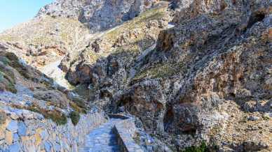 Tra il soffio del vento e l’acqua sacra della Gola di Kourtaliotiko: il canyon sonoro che spacca in due Creta