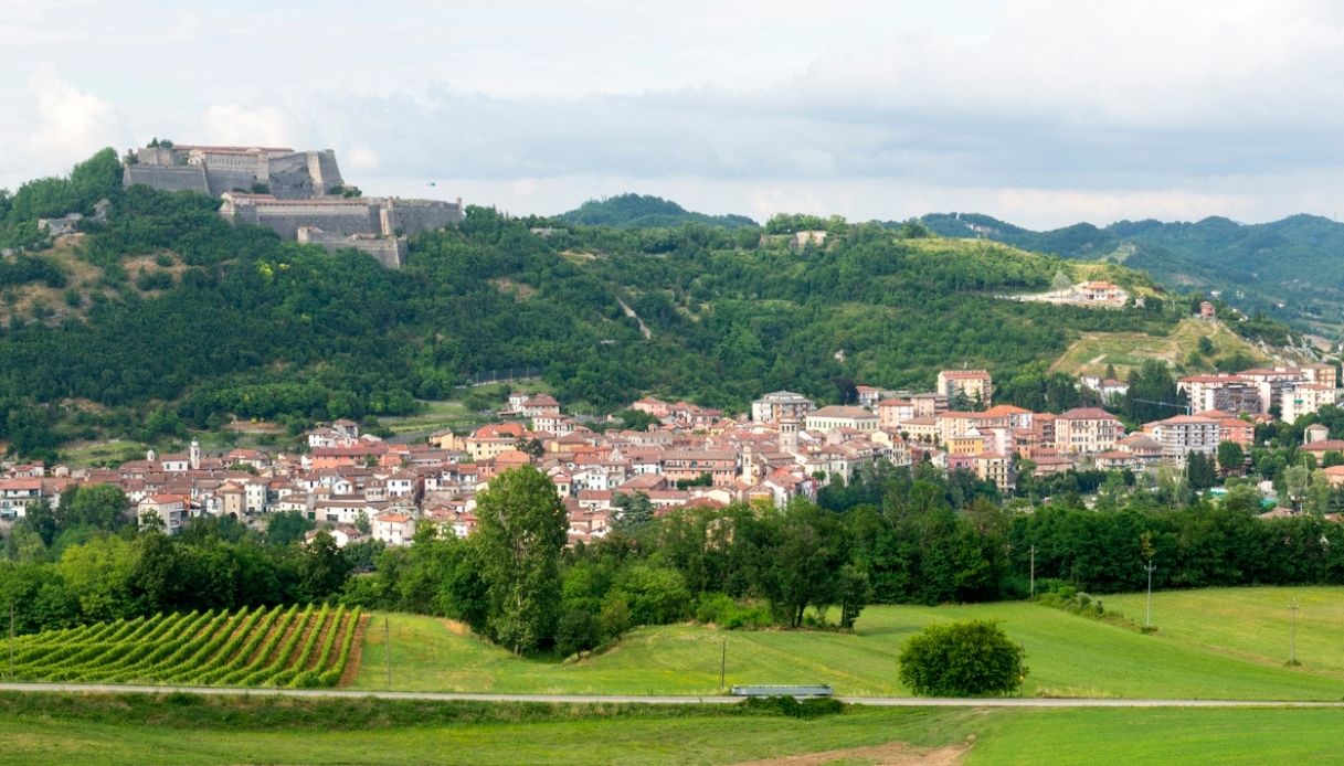 Vista su Gavi dominata dal suo forte