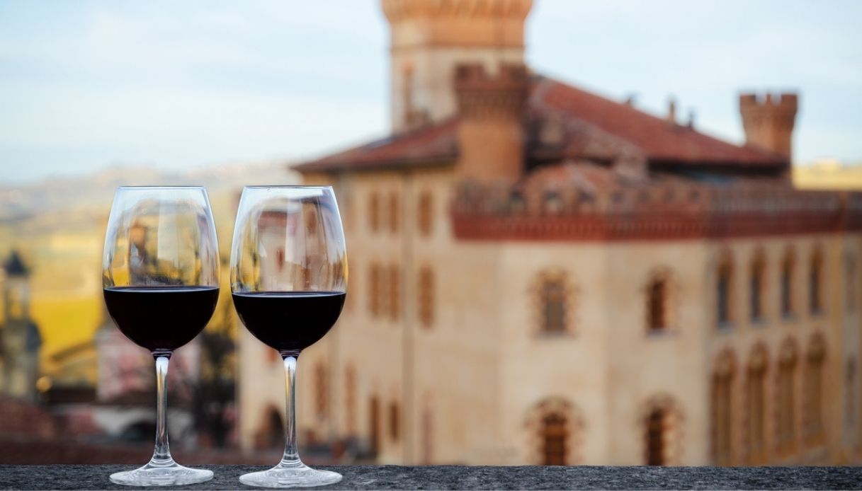 Itinerario enogastronomico delle Langhe, dove il vino incontra la magia di borghi e castelli