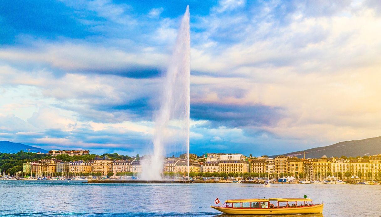 Jet d'Eau al tramonto sul Lago Lemano a Ginevra