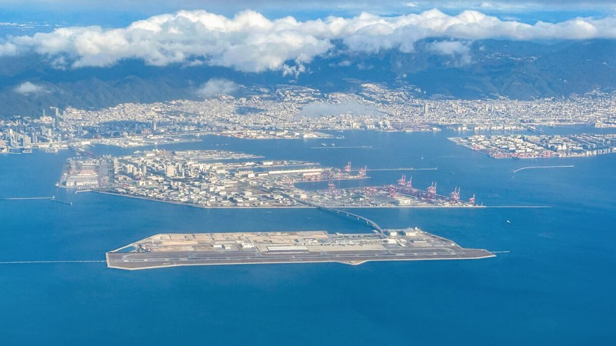 L’incredibile storia dell’aeroporto che sta sprofondando nel mare