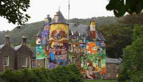 Kelburn Castle, il castello scozzese trasformato dai graffiti in un’opera d’arte