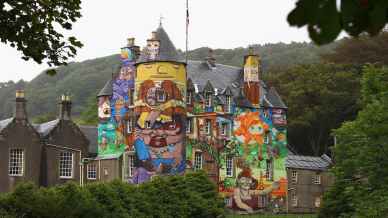 Kelburn Castle, il castello scozzese trasformato dai graffiti in un’opera d’arte
