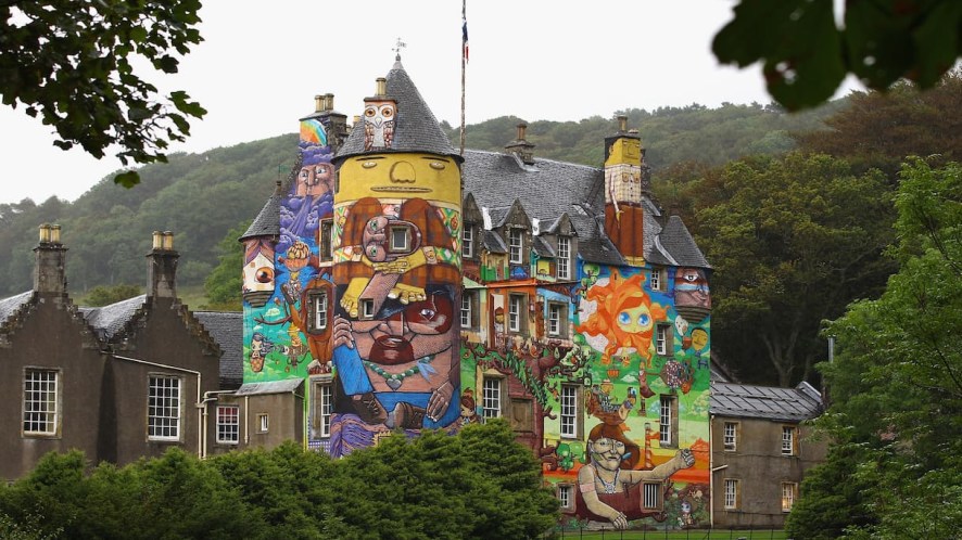 Kelburn Castle, il castello scozzese trasformato dai graffiti in un’opera d’arte