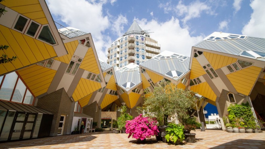Il quartiere con incredibili case cubiche che sembrano una foresta geometrica: Kubuswoningen, a Rotterdam