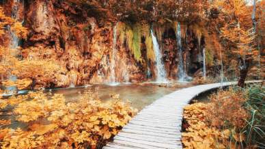 L’autunno più magico ed emozionante d’Europa è qui: lo spettacolo irresistibile dei Laghi di Plitvice