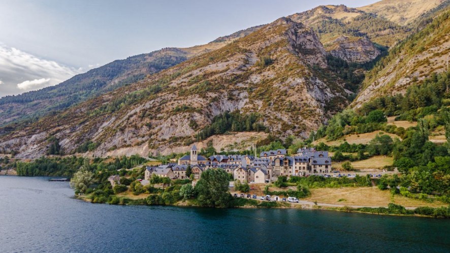 Dopo essere stato abbandonato, questo borgo è rinato dalle acque di un lago: Lanuza, tra i Pirenei
