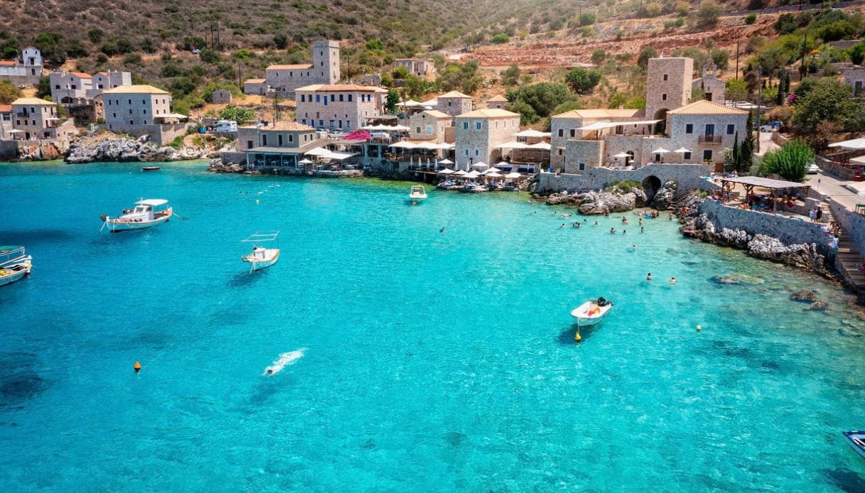 Il bellissimo villaggio di Limeni sulla costa meridionale del Mani, Peloponneso, Grecia
