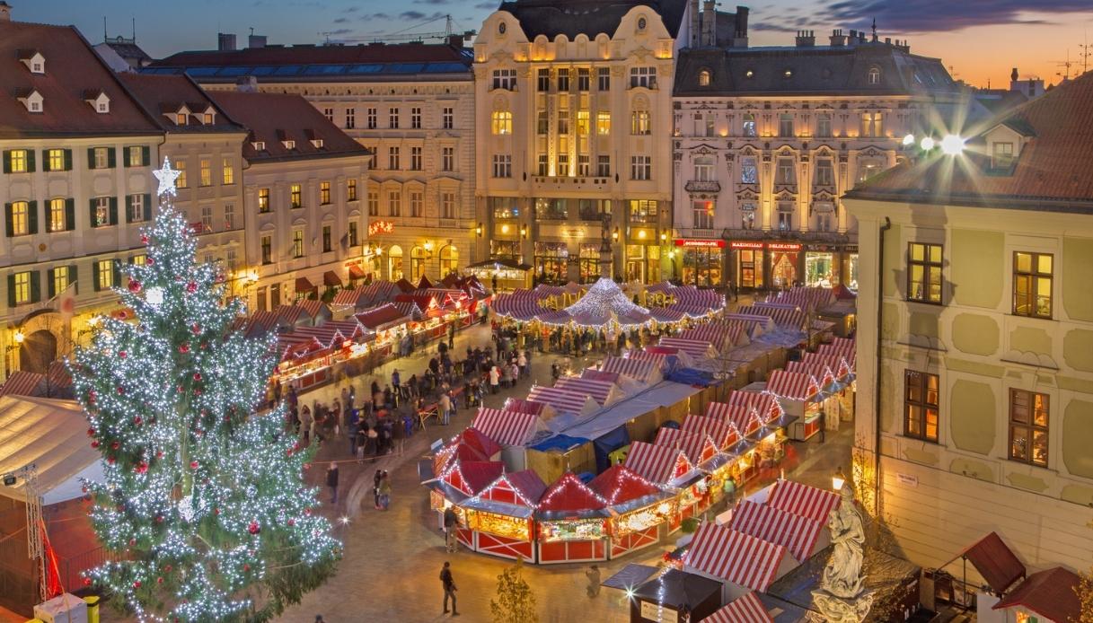 Bratislava, Mercatino di Natale sulla piazza principale al crepuscolo 