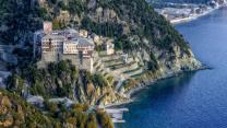 Su una scogliera di 80 metri a picco sul Mar Egeo c’è il Monastero di Dionysiou, accessibile solo agli uomini