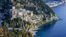 Su una scogliera di 80 metri a picco sul Mar Egeo c’è il Monastero di Dionysiou, accessibile solo agli uomini