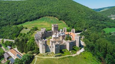 Il fascino segreto del Monastero di Manasija, custode di affreschi straordinari e secoli di storia serba