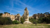 Tra cattedrali di sabbia e silenzi scolpiti: alla scoperta delle Orgues d’Ille-sur-Têt, i Camini delle Fate francesi