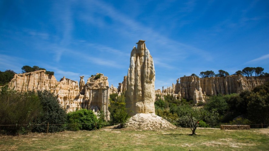 Tra cattedrali di sabbia e silenzi scolpiti: alla scoperta delle Orgues d’Ille-sur-Têt, i Camini delle Fate francesi