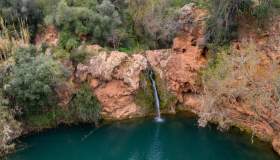 Il Pego do Inferno è la cascata nascosta dell’Algarve che custodisce una leggenda inquietante