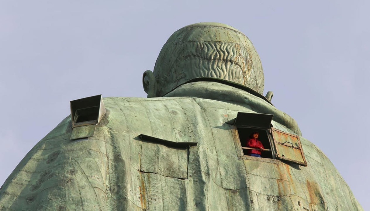 Una delle finestre che si aprono sulla statua San Carlone
