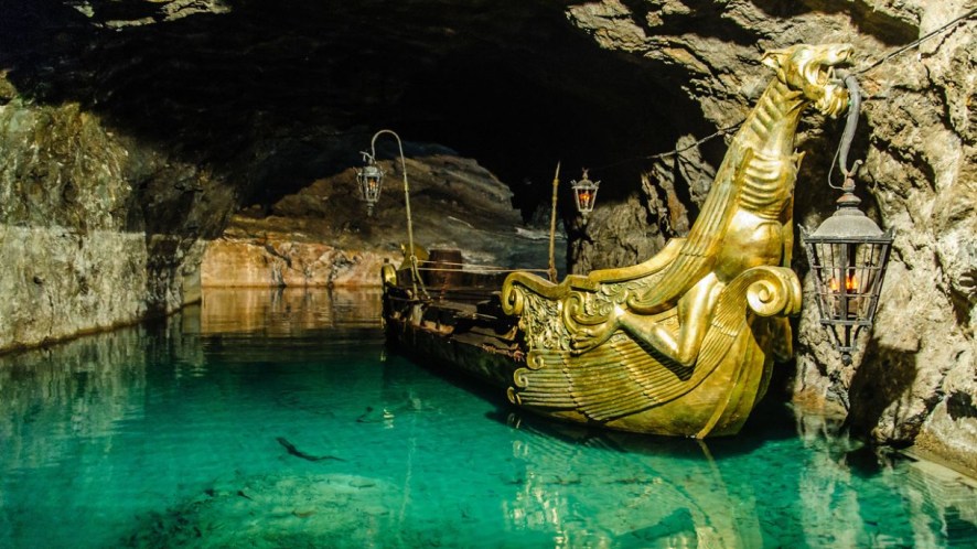Qui puoi navigare sul lago sotterraneo più grande d’Europa: Seegrotte, un segreto nelle viscere d’Austria
