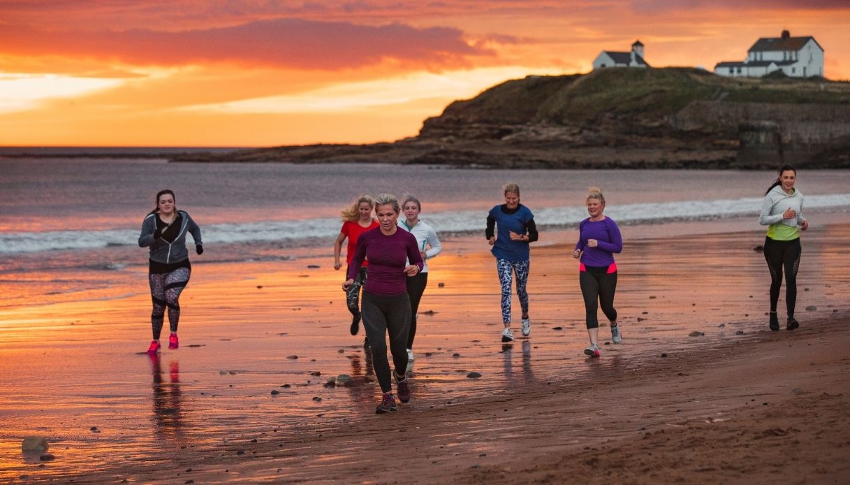 Gruppo che corre al tramonto