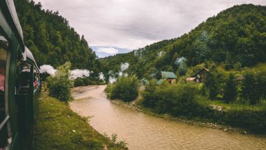 Il treno a vapore che attraversa la selvaggia Valle del Vaser: Mocănița di Vișeu de Sus