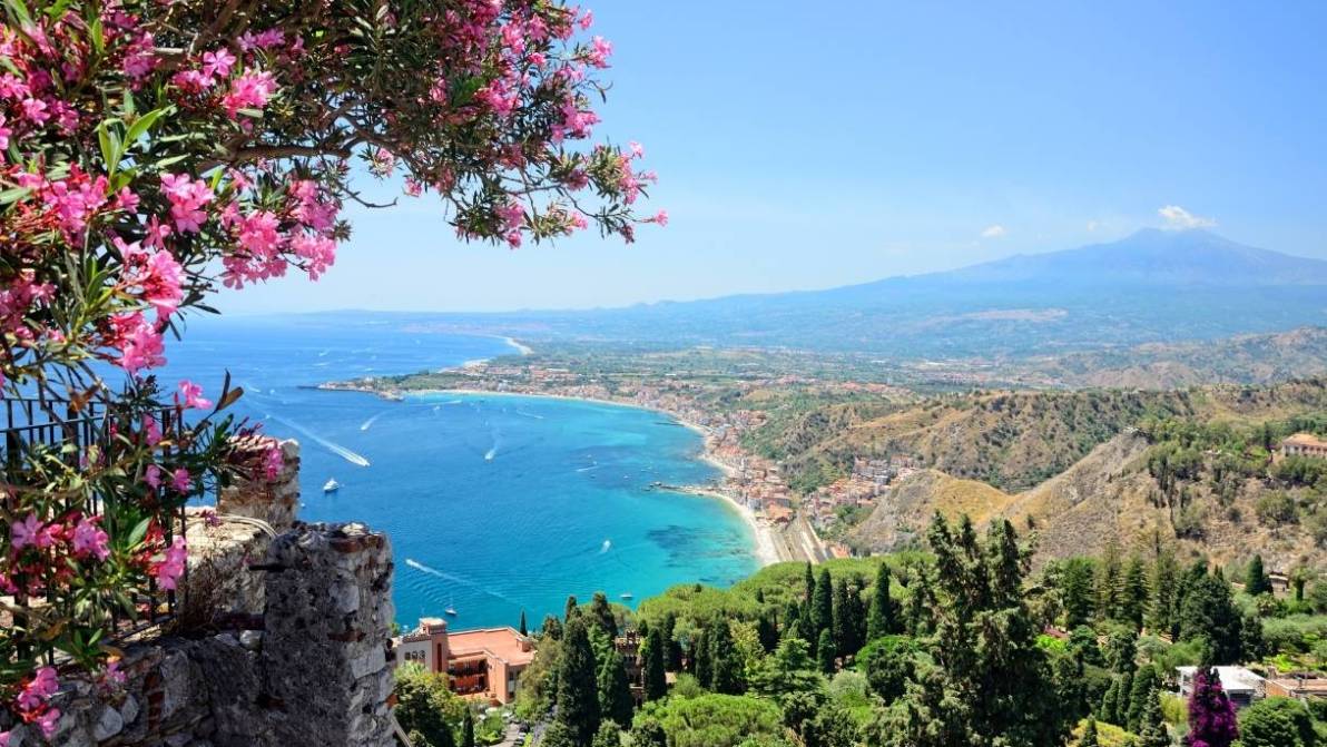 Ripartono i treni storici che attraversano la Sicilia, tra borghi incantevoli e paesaggi mozzafiato