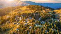 Il borgo delle capanne con i tetti che sfiorano il terreno: viaggio a Velika Planina, il cuore più autentico della Slovenia