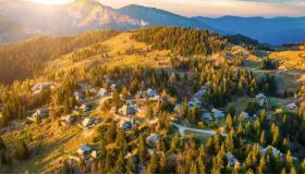 Il borgo delle capanne con i tetti che sfiorano il terreno: viaggio a Velika Planina, il cuore più autentico della Slovenia