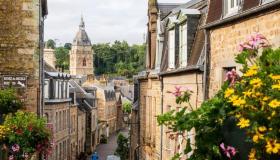 In questo borgo il rame risuona da 800 anni, tra fuoco e campane storiche: Villedieu-les-Poêles