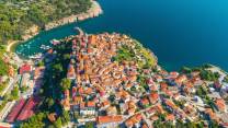 C’è un borgo medievale su una scogliera, dove una strada misura appena 40 centimetri: Vrbnik