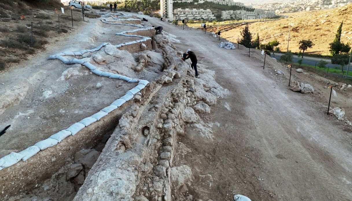 Primo piano del tratto di acquedotto riportato alla luce a Gerusalemme