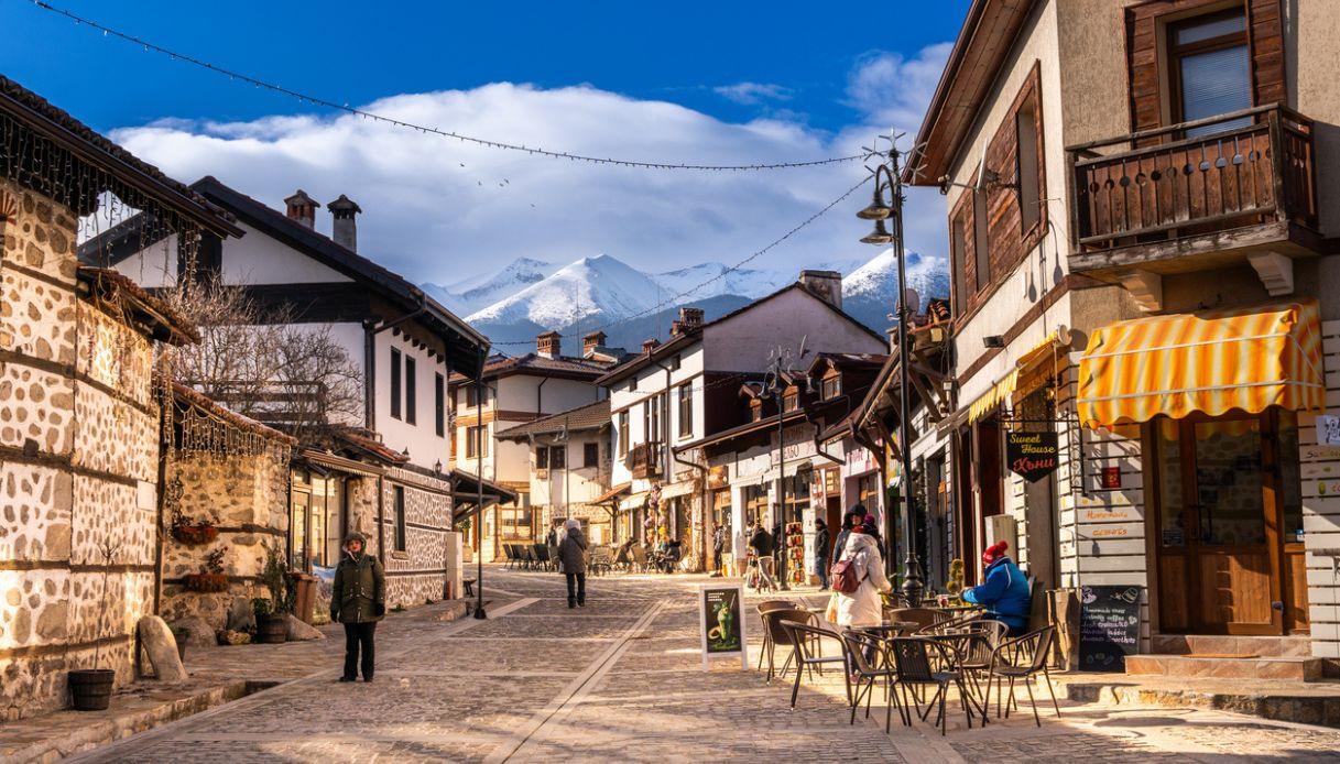 Via pedonale del centro storico di Bansko con case tradizionali in pietra e legno