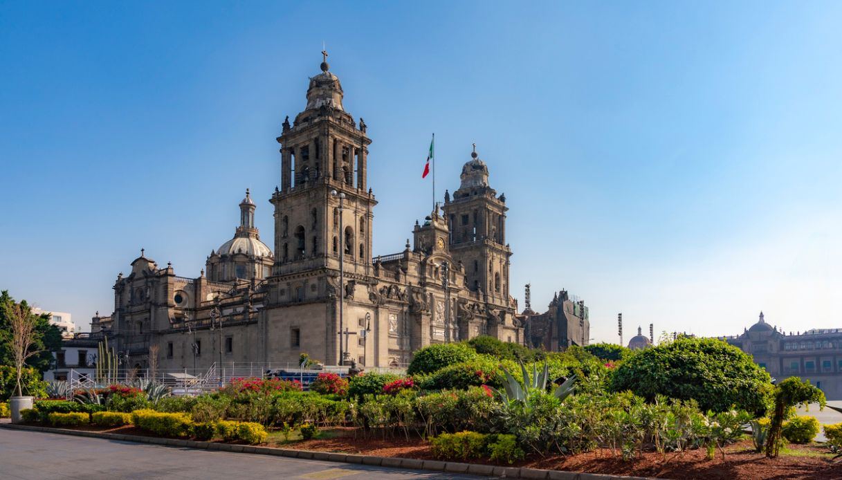 La Cattedrale Metropolitana affacciata sullo Zócalo di Città del Messico