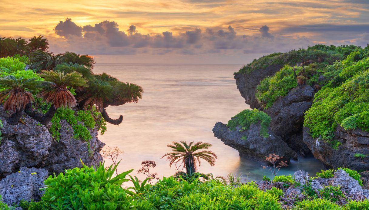 Tramonto sulla costa naturale di Iriomote, nelle Isole Yaeyama