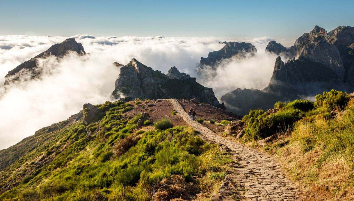 Sentiero lastricato sulle vette di Madeira, vicino al Pico do Arieiro