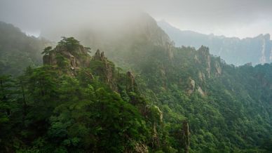 620 gradini e 365 metri di dislivello, la sfida estrema in Cina