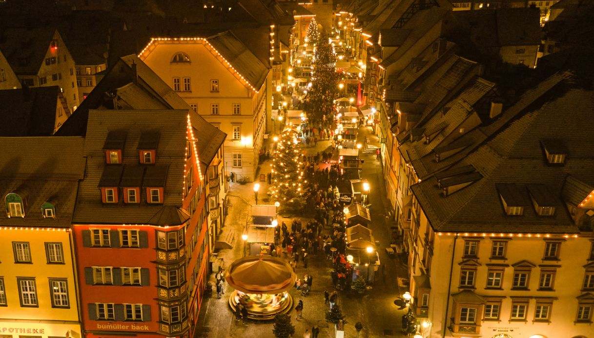 Mercatino di Natale di Rottweil, con le casette illuminate e gli alberi decorati lungo la strada principale del centro storico