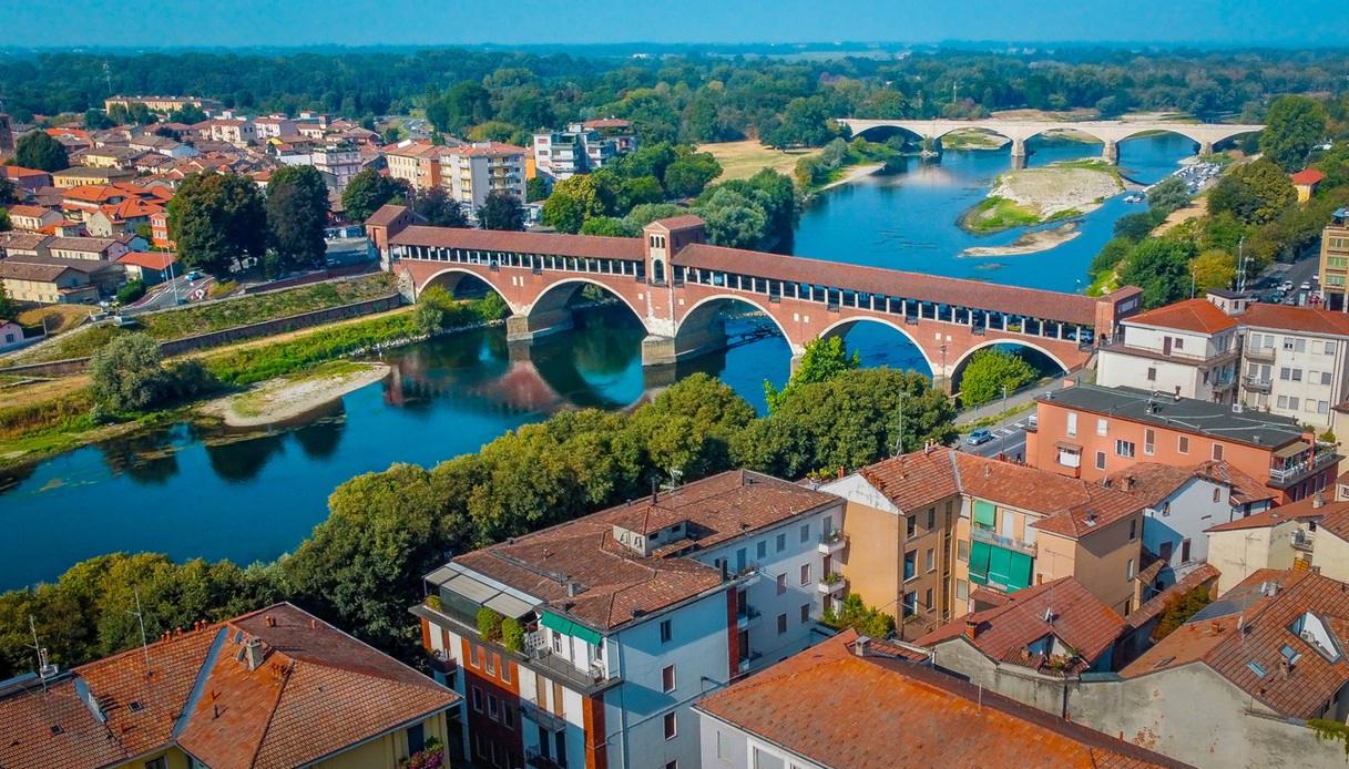 Pavia: dov'è stata girata la serie "Nord Sud Ovest Est - La leggendaria storia degli 883"
