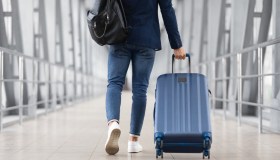 Nuove regole Ue su bagagli a mano e rimborsi: cosa cambierà per chi vola